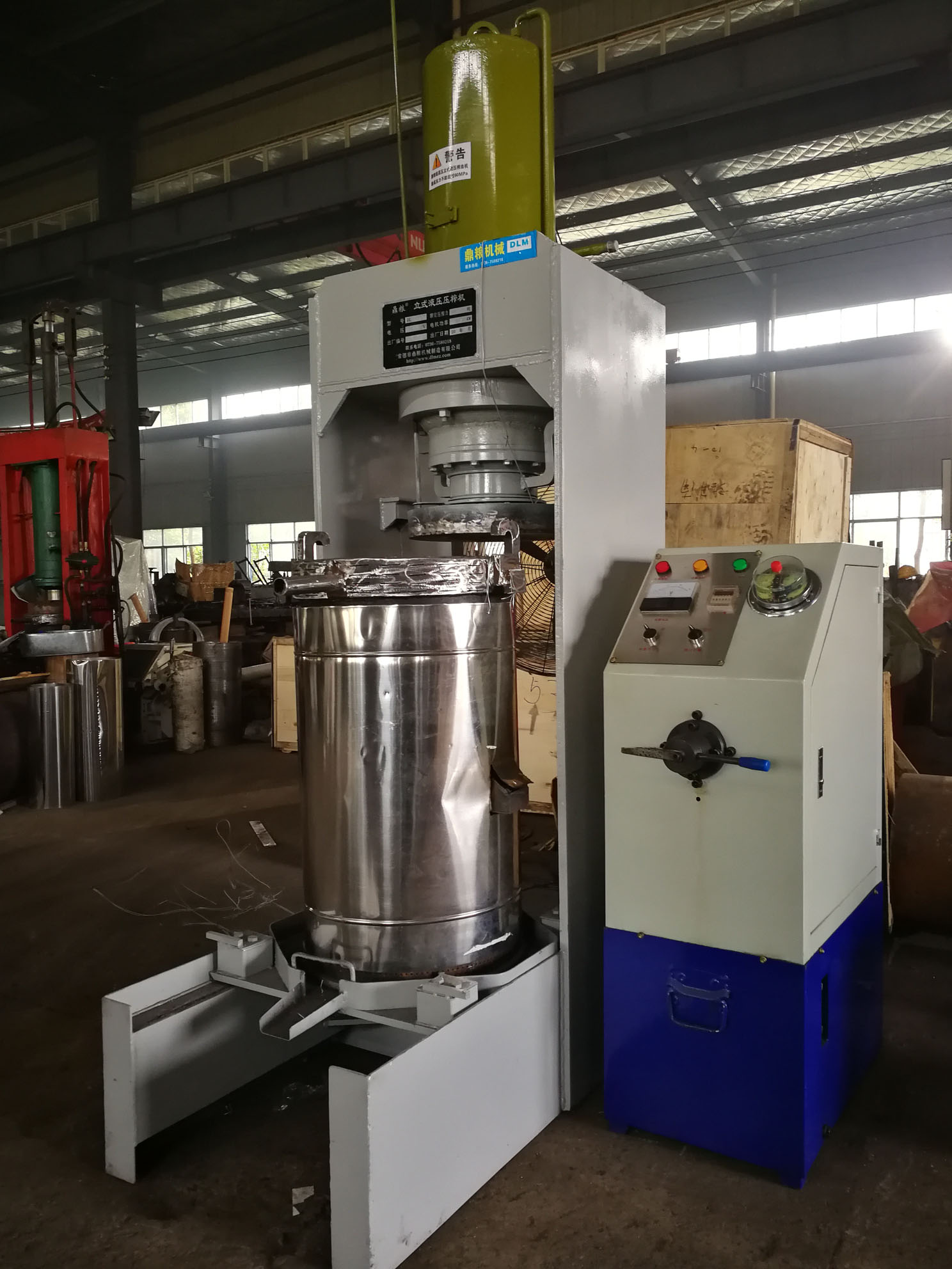 不銹鋼超高壓立式液壓壓榨機(jī)，果汁壓榨機(jī)，果渣壓榨機(jī)，藥材壓榨，油渣處理，白土壓榨